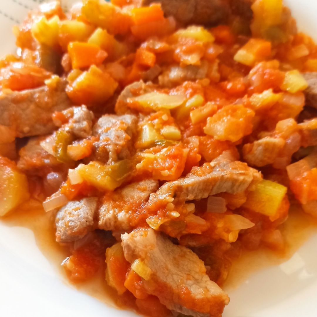 Lomo con calabacín, zanahoria, cebolla, pimiento verde y tomate natural. Lomo con calabacín, zanahoria, cebolla, pimiento verde y tomate natural.