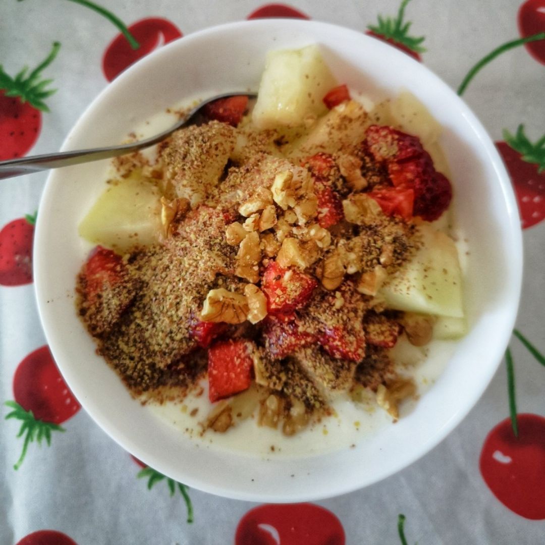 Yogurt con melón, fresas, nueces y lino molido Yogurt con melón, fresas, nueces y lino molido