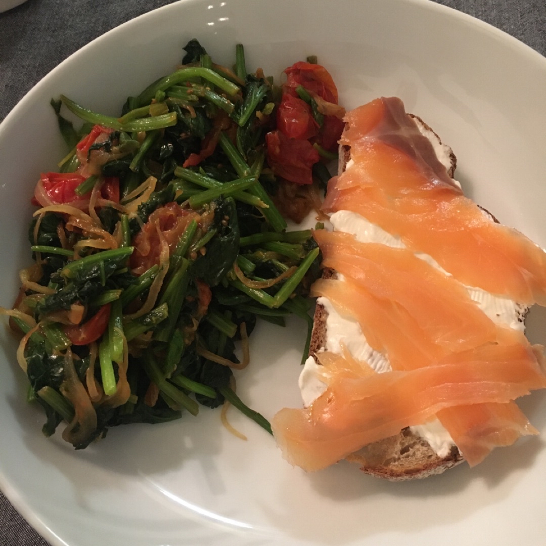Tostada integral con queso crema y salmon. Revuelto de espinacas, cebolla y tomate Tostada integral con queso crema y salmon. Revuelto de espinacas, cebolla y tomate