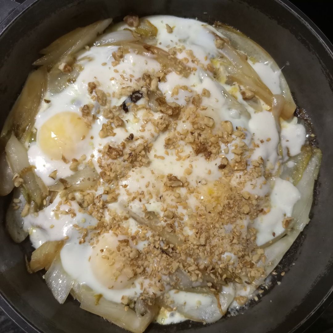Sartén de endivias, puerro y huevos