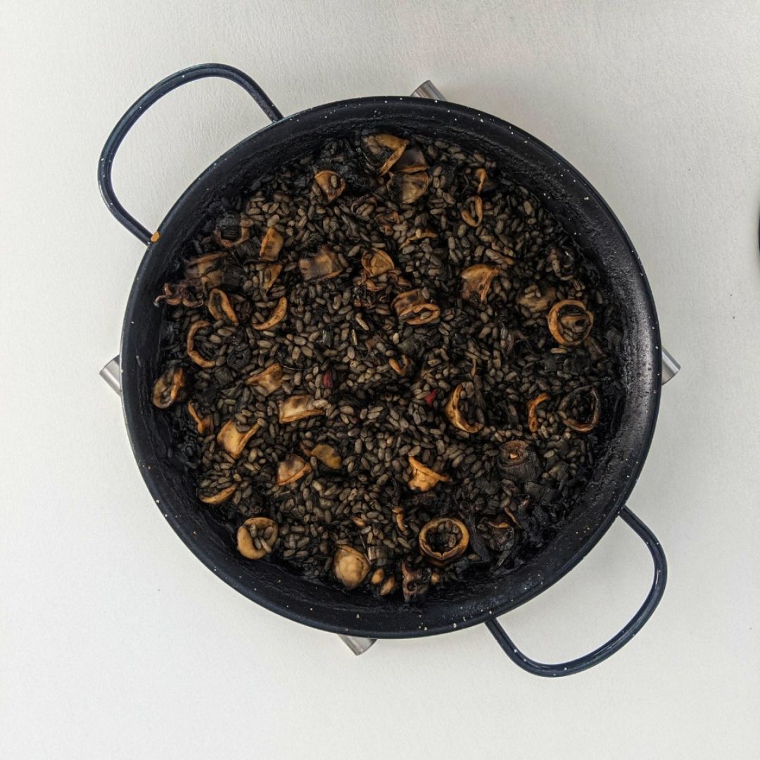 Arroz negro con calamares APTO para alérgicos al pescado.