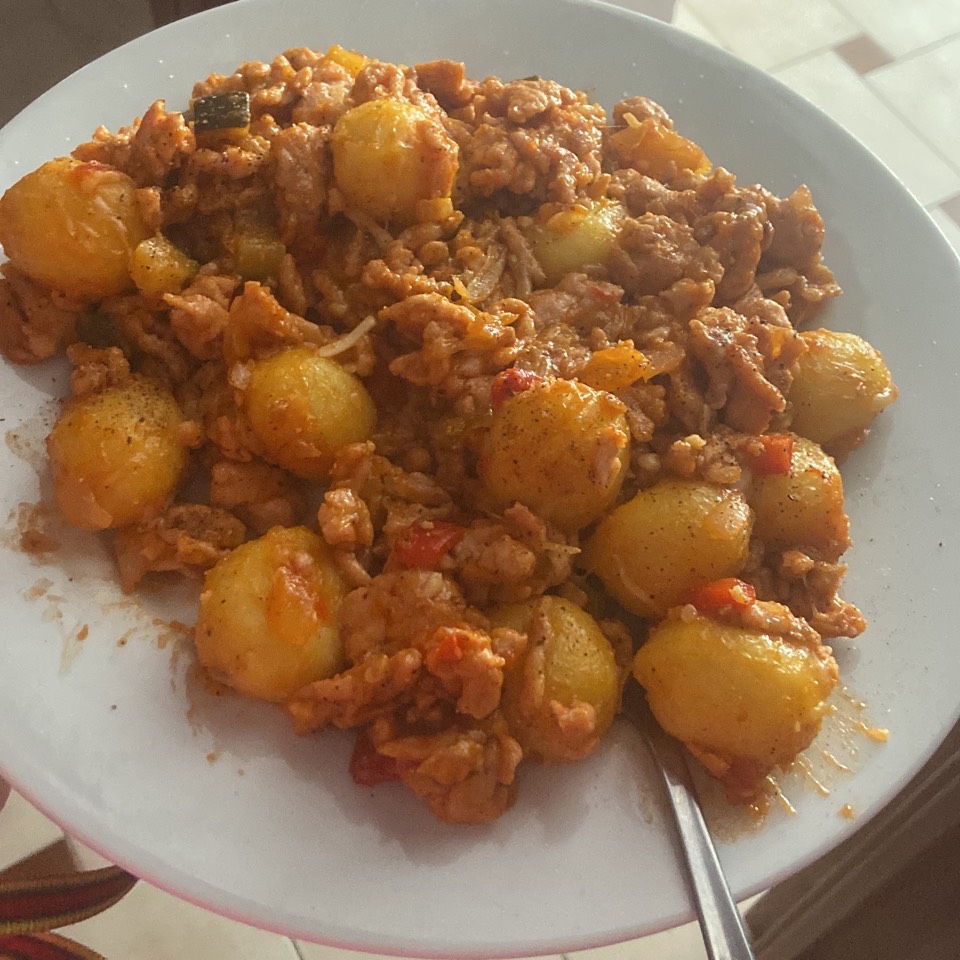 Ñoquis de queso, con carne picada y pisto Ñoquis de queso, con carne picada y pisto