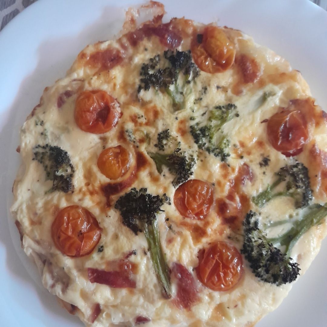 Gratinado de brócoli y cherrys con queso y jamón ibérico. Gratinado de brócoli y cherrys con queso y jamón ibérico.