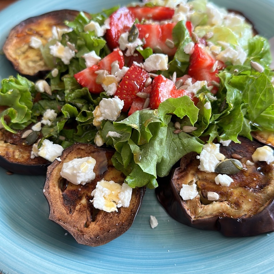 Ensalada de berenjena y fresas