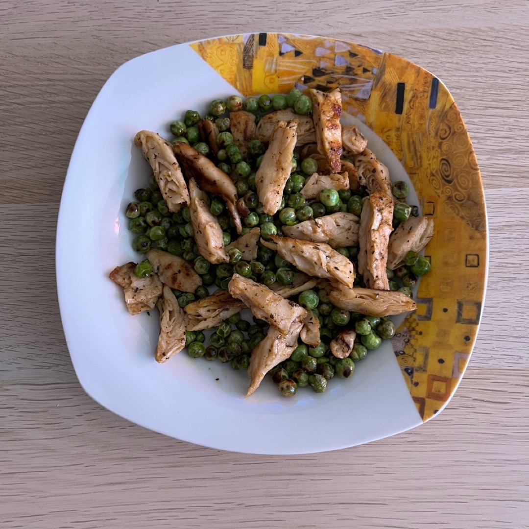 Salteado de heura con guisantes