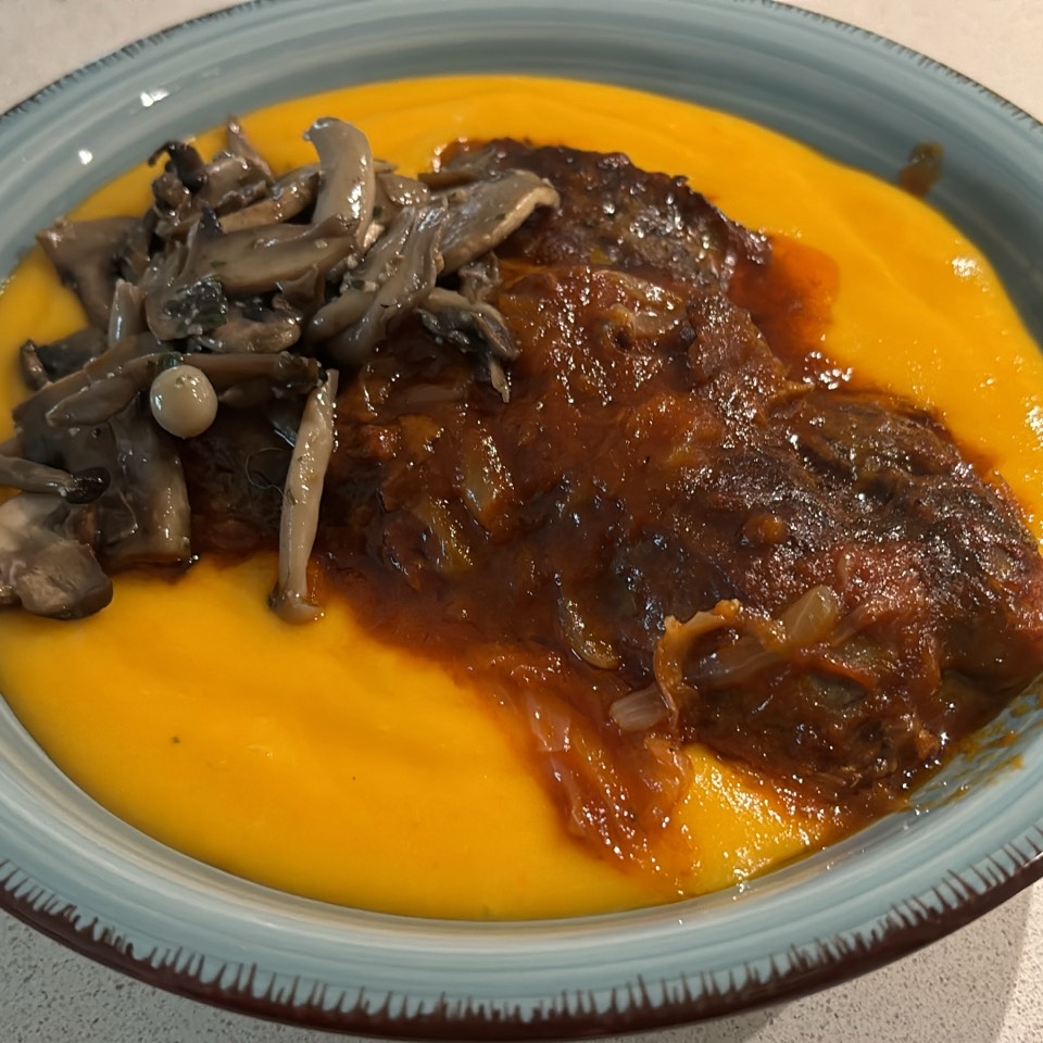 Carrillera de cerdo con pure y setas Carrillera de cerdo con pure y setas