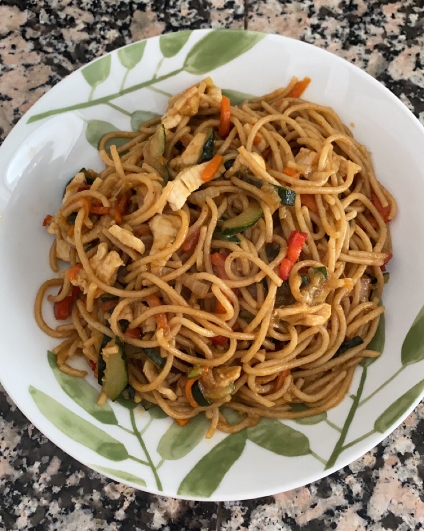 Pasta con pollo, verduras y salsa de soja Pasta con pollo, verduras y salsa de soja