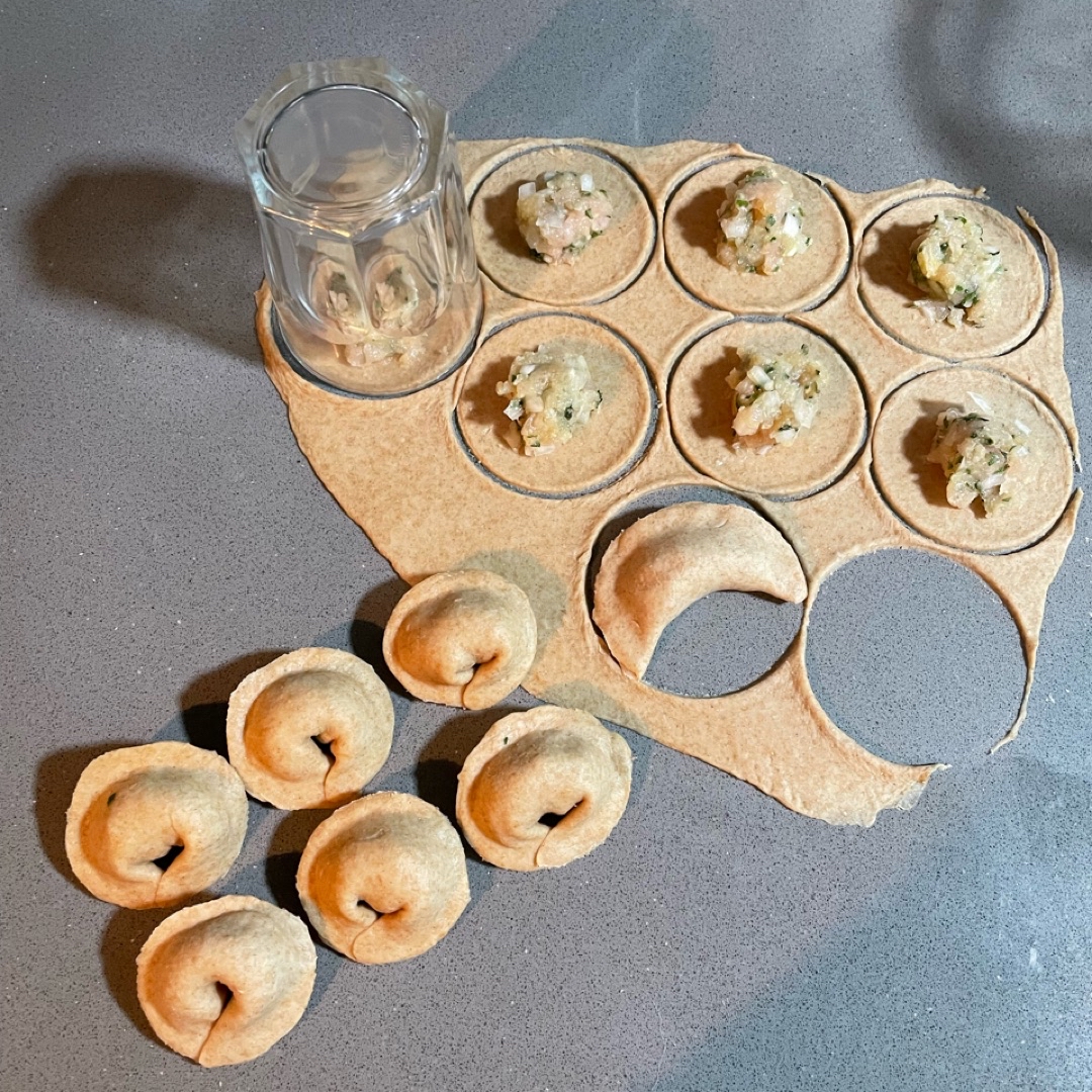 Pelmeni (~dumplings/ravioli/gyoza) Paso 2 Pelmeni (~dumplings/ravioli/gyoza) Paso 2