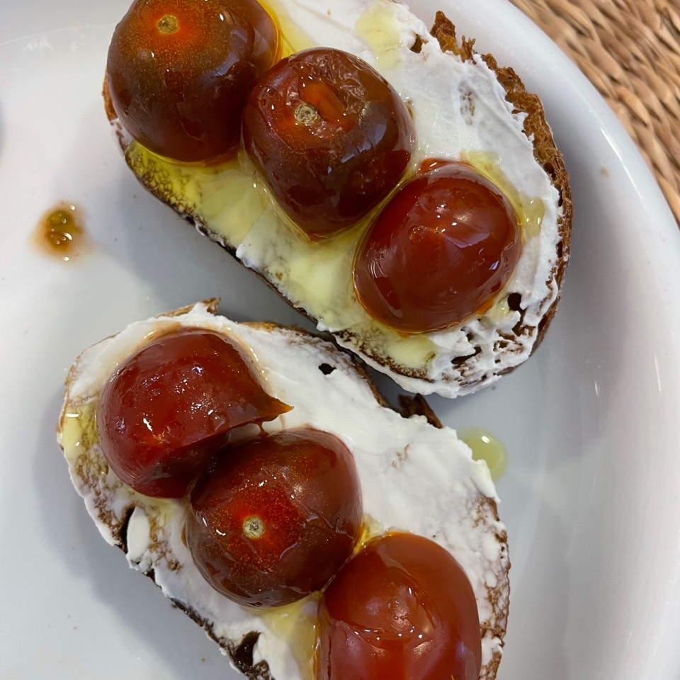 Tostada de queso crema y cherry
