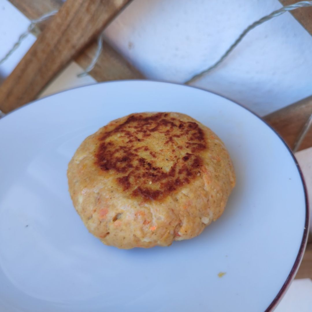 Hamburguesas caseras de pollo de corral y verduras rellenas de queso. Hamburguesas caseras de pollo de corral y verduras rellenas de queso.