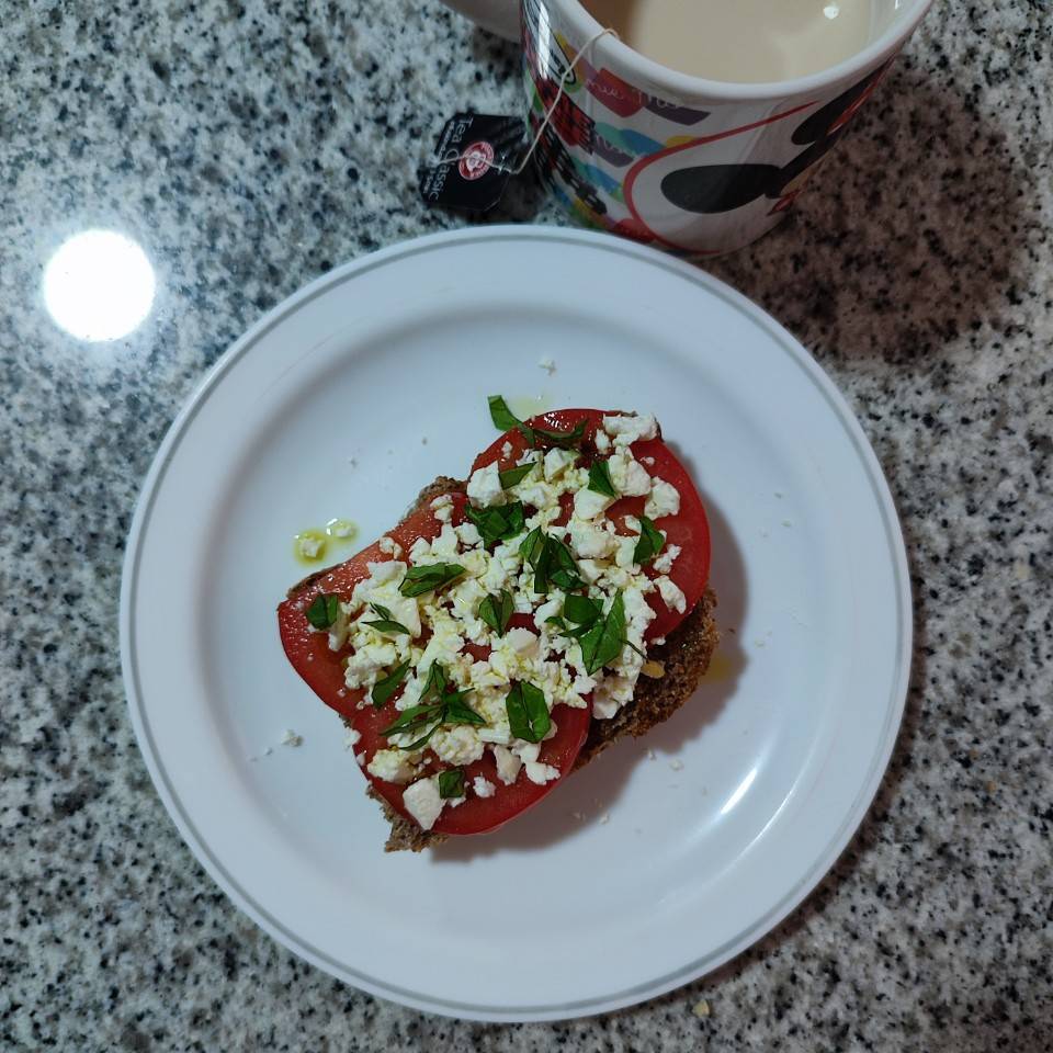 Tostada con tomate y queso feta