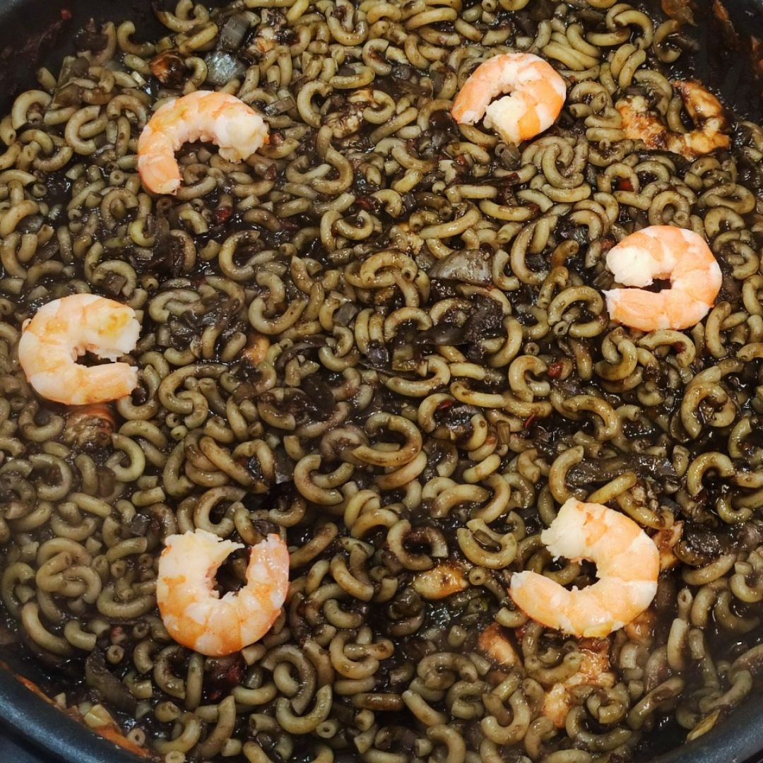 Fideuá negra con langostinos 🥘 Fideuá negra con langostinos 🥘