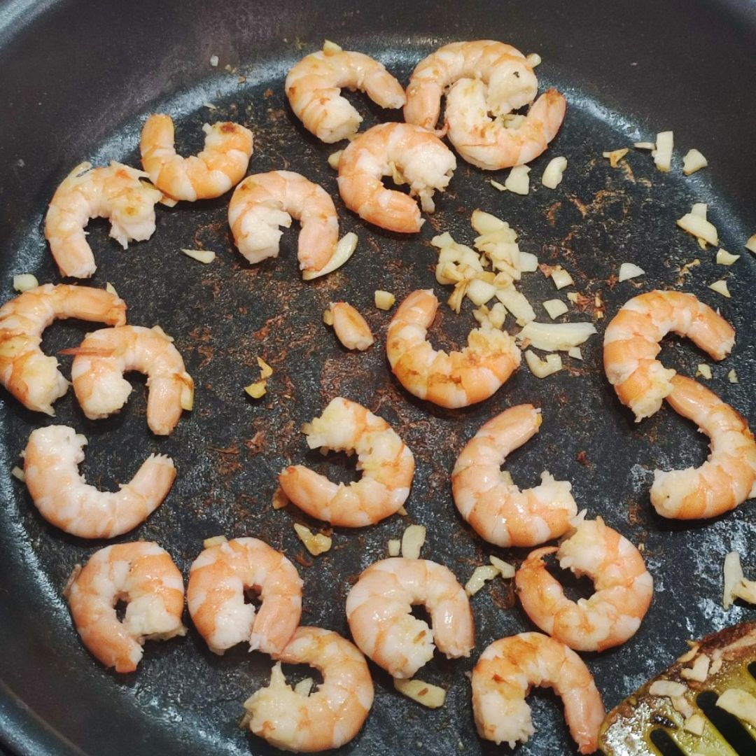 Fideuá negra con langostinos 🥘 Paso 4 Fideuá negra con langostinos 🥘 Paso 4