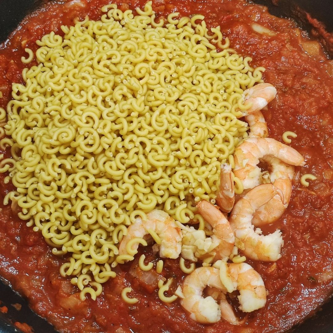 Fideuá negra con langostinos 🥘 Paso 6 Fideuá negra con langostinos 🥘 Paso 6