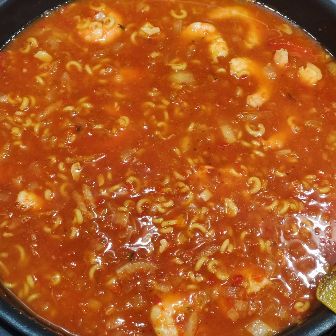 Fideuá negra con langostinos 🥘 Paso 7 Fideuá negra con langostinos 🥘 Paso 7