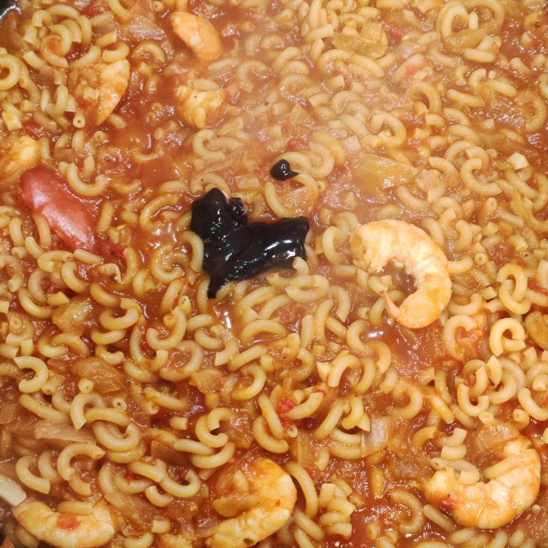 Fideuá negra con langostinos 🥘 Paso 8 Fideuá negra con langostinos 🥘 Paso 8