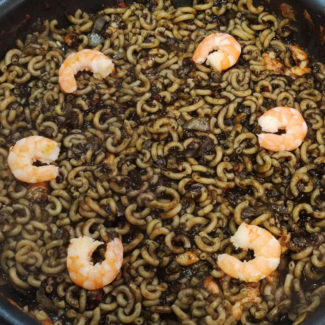 Fideuá negra con langostinos 🥘 Paso 9 Fideuá negra con langostinos 🥘 Paso 9