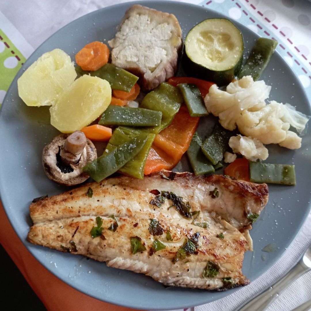 Lubina a la plancha con verduras al vapor Lubina a la plancha con verduras al vapor