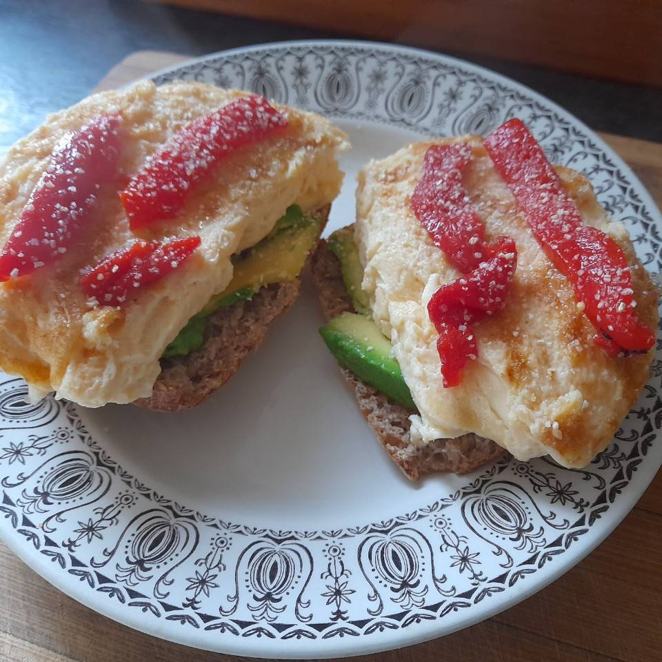 Tostadas de tortilla de huevo con claras, aguacate y pimiento rojo en tiras. Tostadas de tortilla de huevo con claras, aguacate y pimiento rojo en tiras.