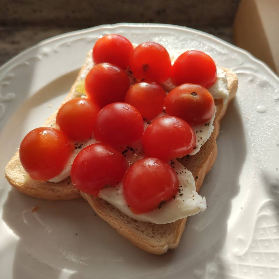 Tostada con mozarela y tomates cherrys Tostada con mozarela y tomates cherrys