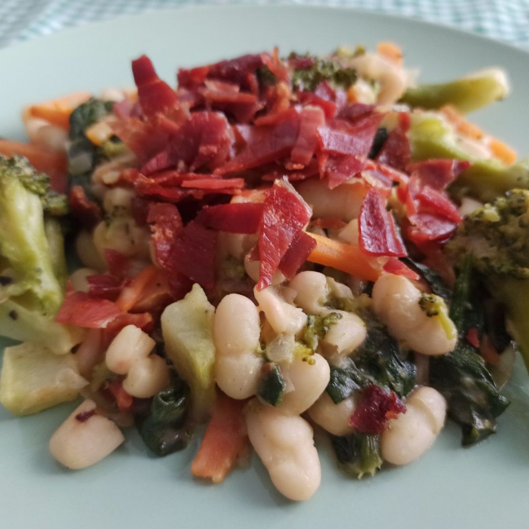 Salteado de alubias con verdura y crujiente de jamón 🥥 🥦🥬🥕🧅🍗