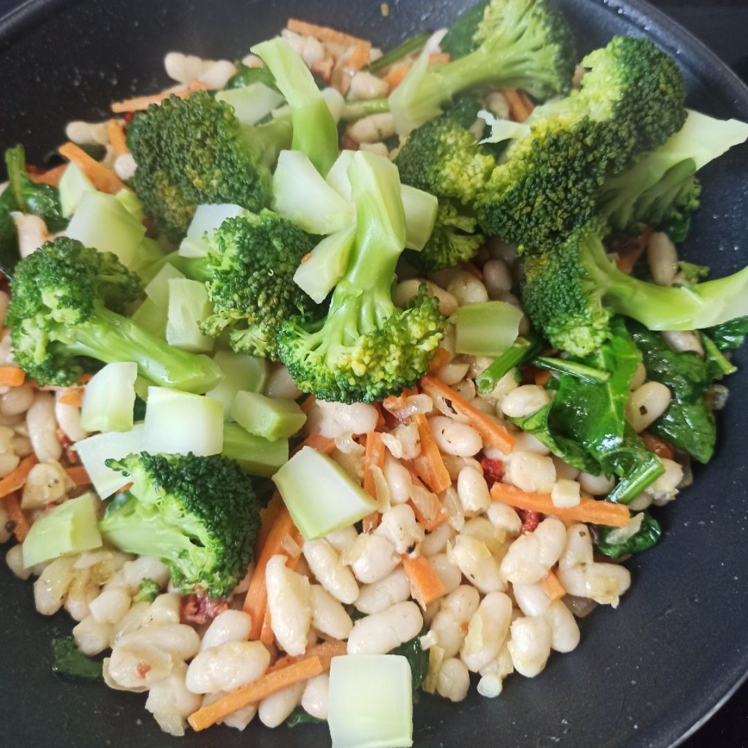 Salteado de alubias con verdura y crujiente de jamón 🥥 🥦🥬🥕🧅🍗 Paso 9