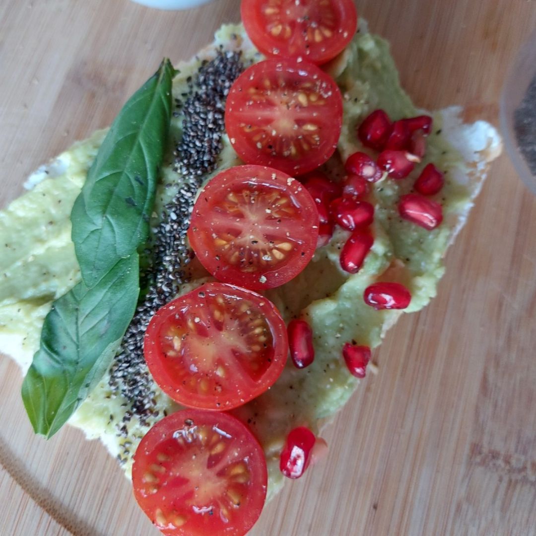 Desayuno tostada al aguacate y queso crema + topings saludables 