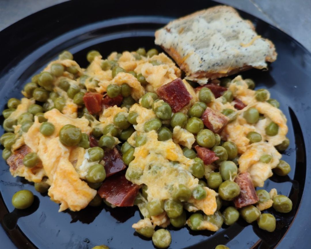 Guisantes con chorizo y huevo batido. Guisantes con chorizo y huevo batido.