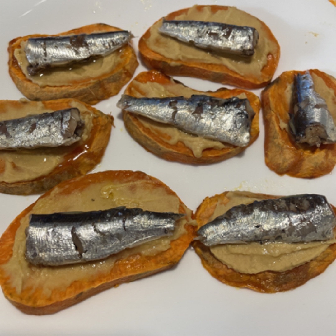 Boniato con hummus y sardinas Boniato con hummus y sardinas