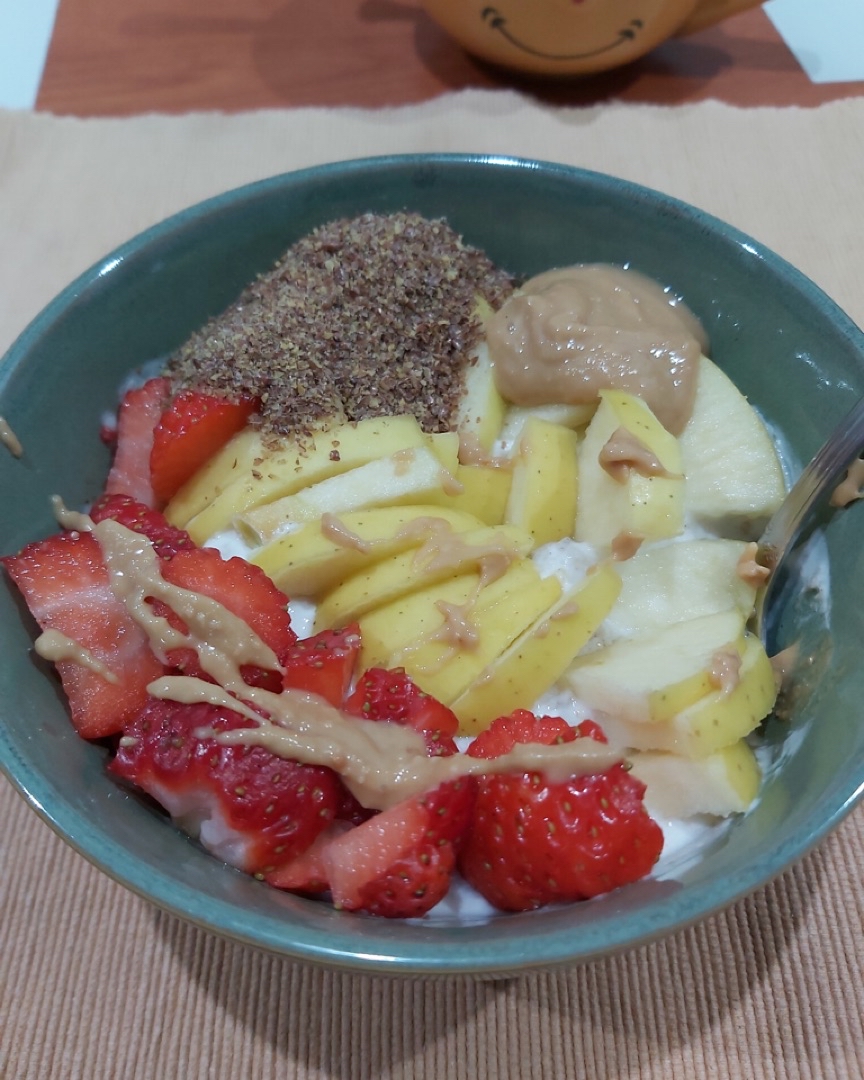 Bowl de avena con manzana, fresas, semillas de lino y crema de cacahuete 