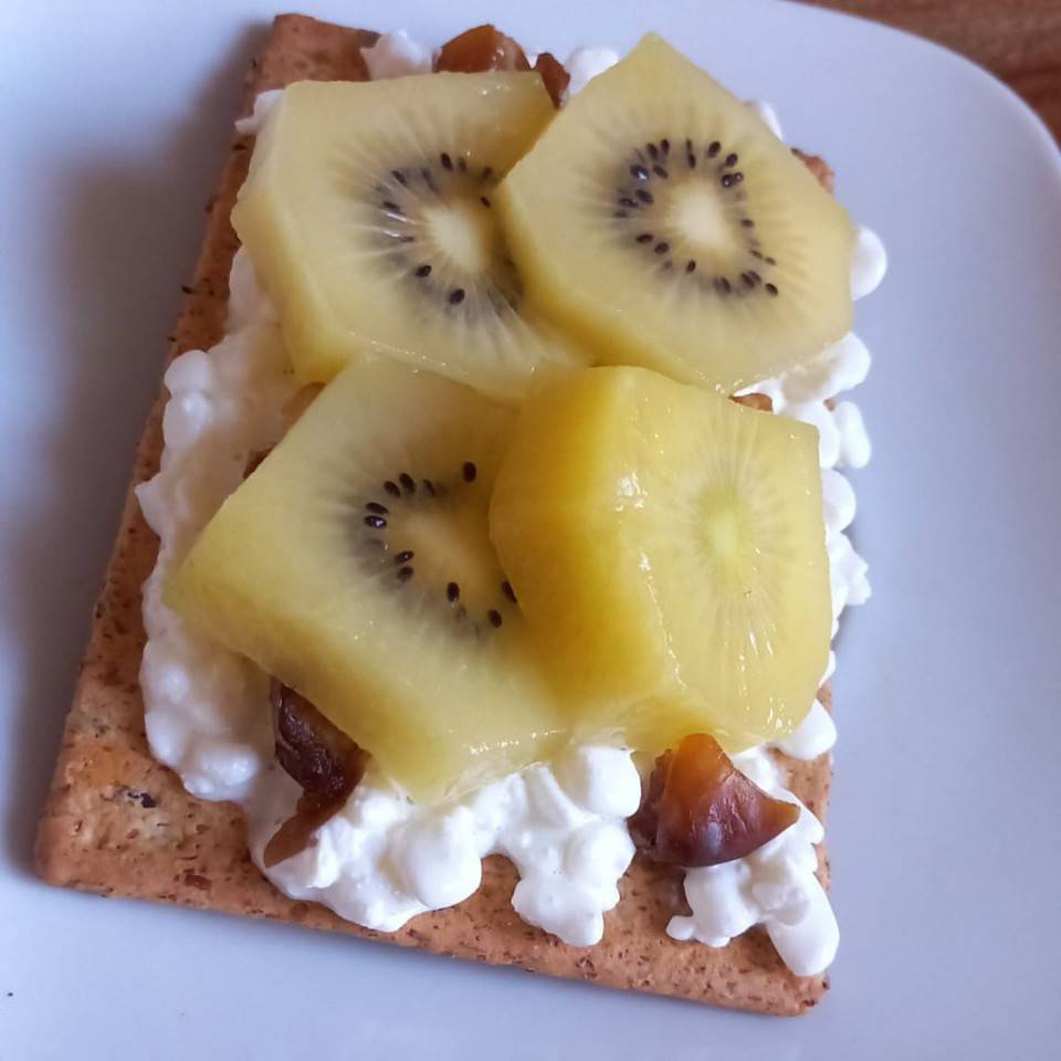 Tostá de pan de espelta y semillas con queso cotagge, dátiles y kiwi