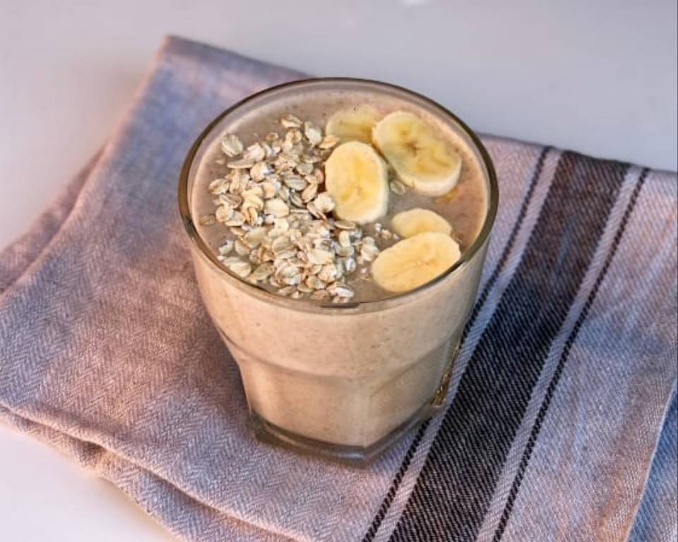 Avena con kéfir de leche, plátanos, chía y canela 