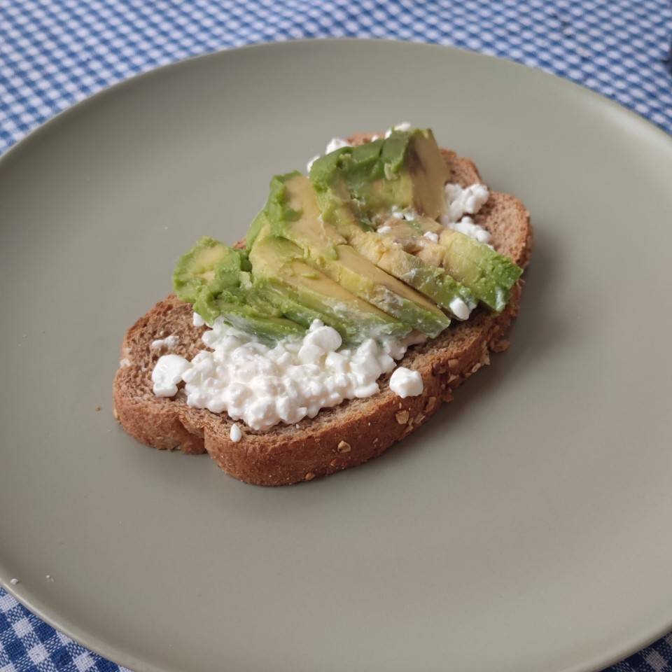 Tostada de aguacate con queso cottage 