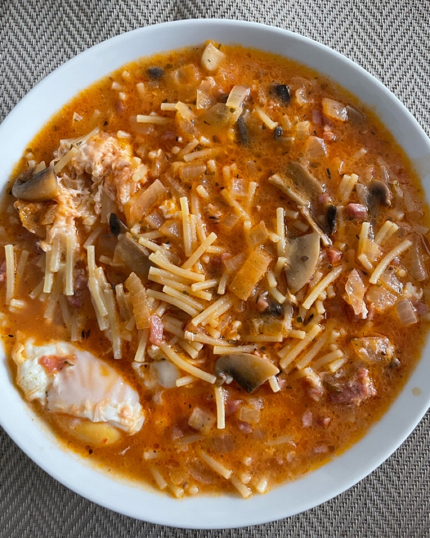 Sopa de verduras, jamón y huevo Sopa de verduras, jamón y huevo