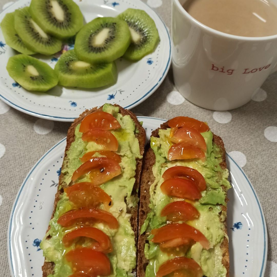 Tostas integrales con aguacate y tomate Tostas integrales con aguacate y tomate