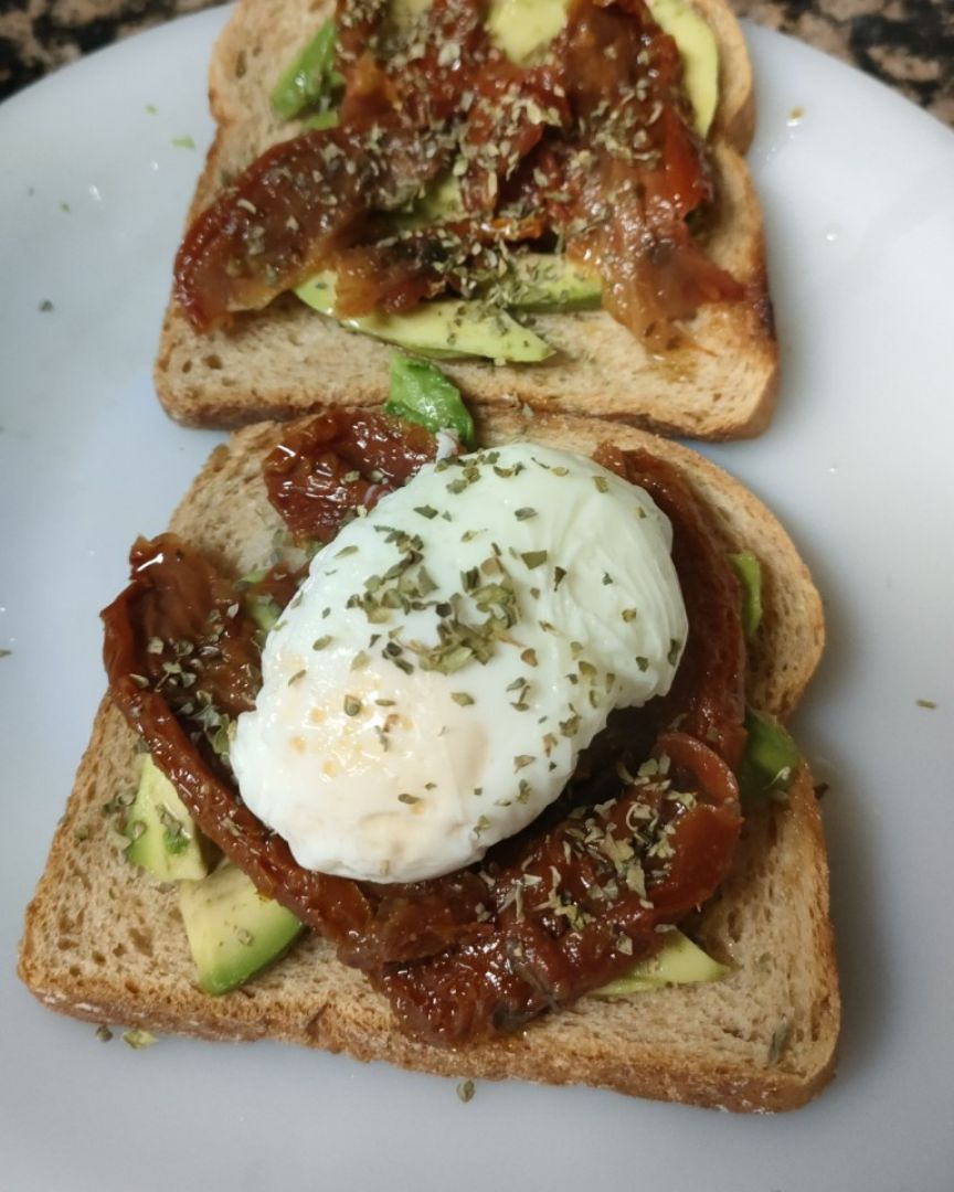 Tostada de aguacate, tómate seco y huevo poche Tostada de aguacate, tómate seco y huevo poche