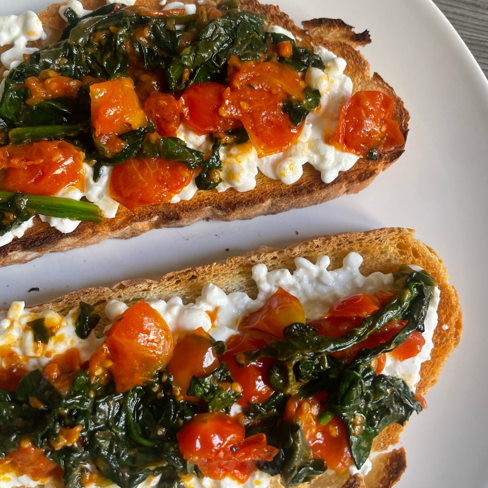 Tostada con queso cottage tomates y espinacas 🌱🍅