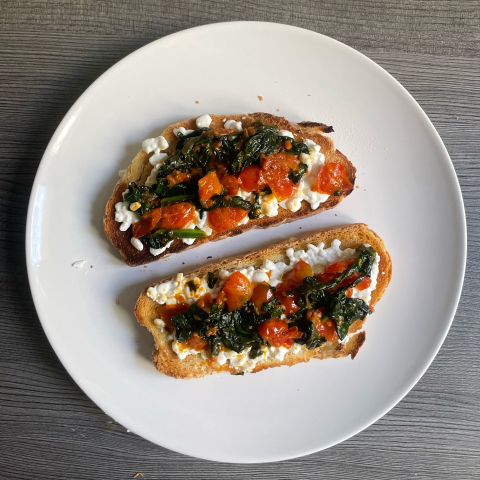 Tostada con queso cottage tomates y espinacas 🌱🍅