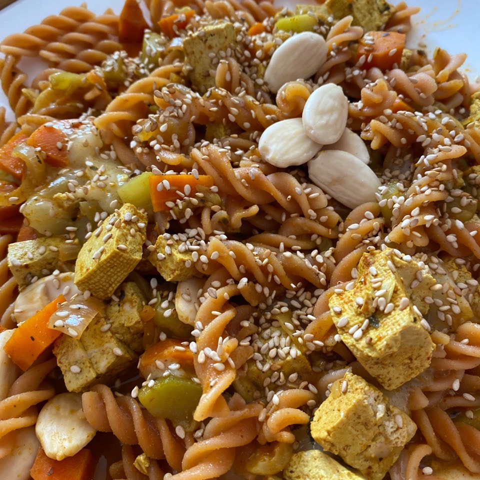 Macarrones de lentejas con pisto de verduras al curry 