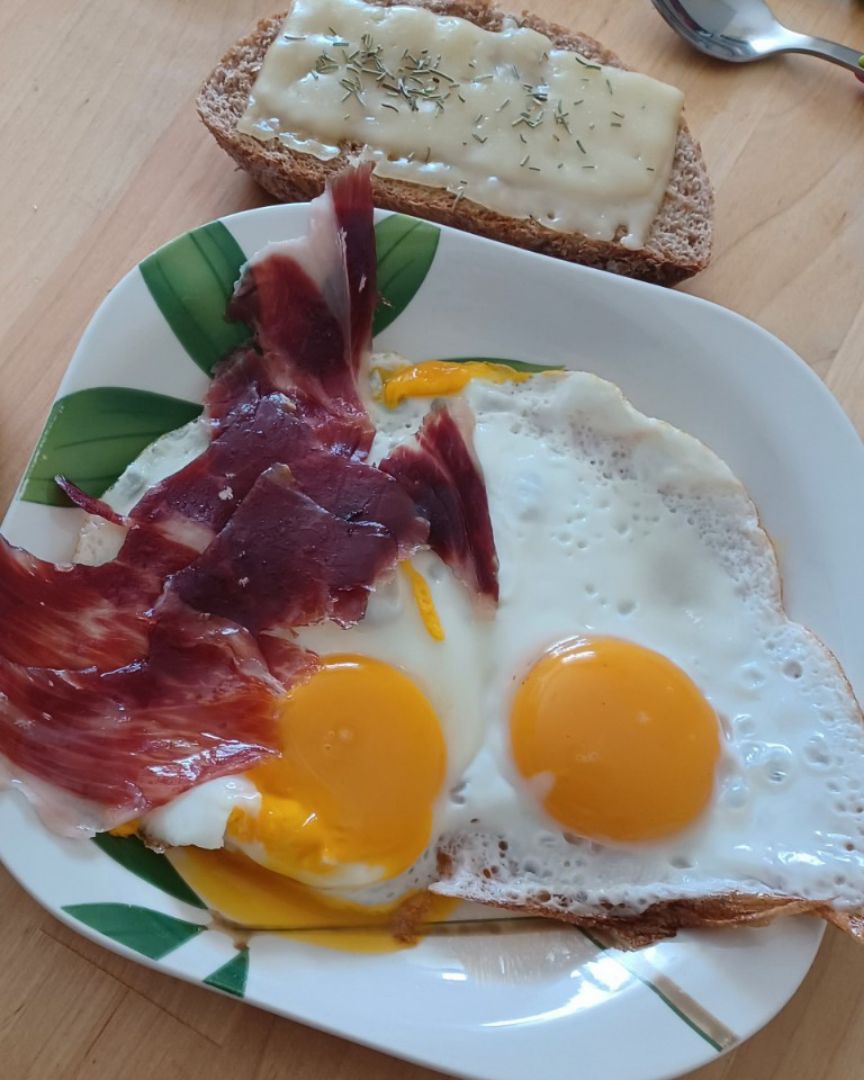 Huevos con jamón y cheese bread Huevos con jamón y cheese bread