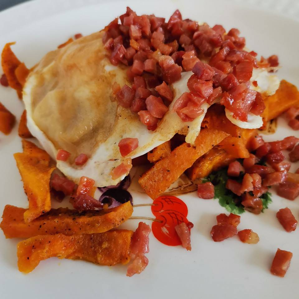 Batata con huevo y tacos de jamón Batata con huevo y tacos de jamón