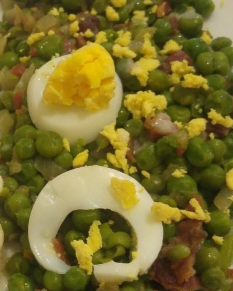 Guisantes con champiñones, bacón y huevo duro Guisantes con champiñones, bacón y huevo duro