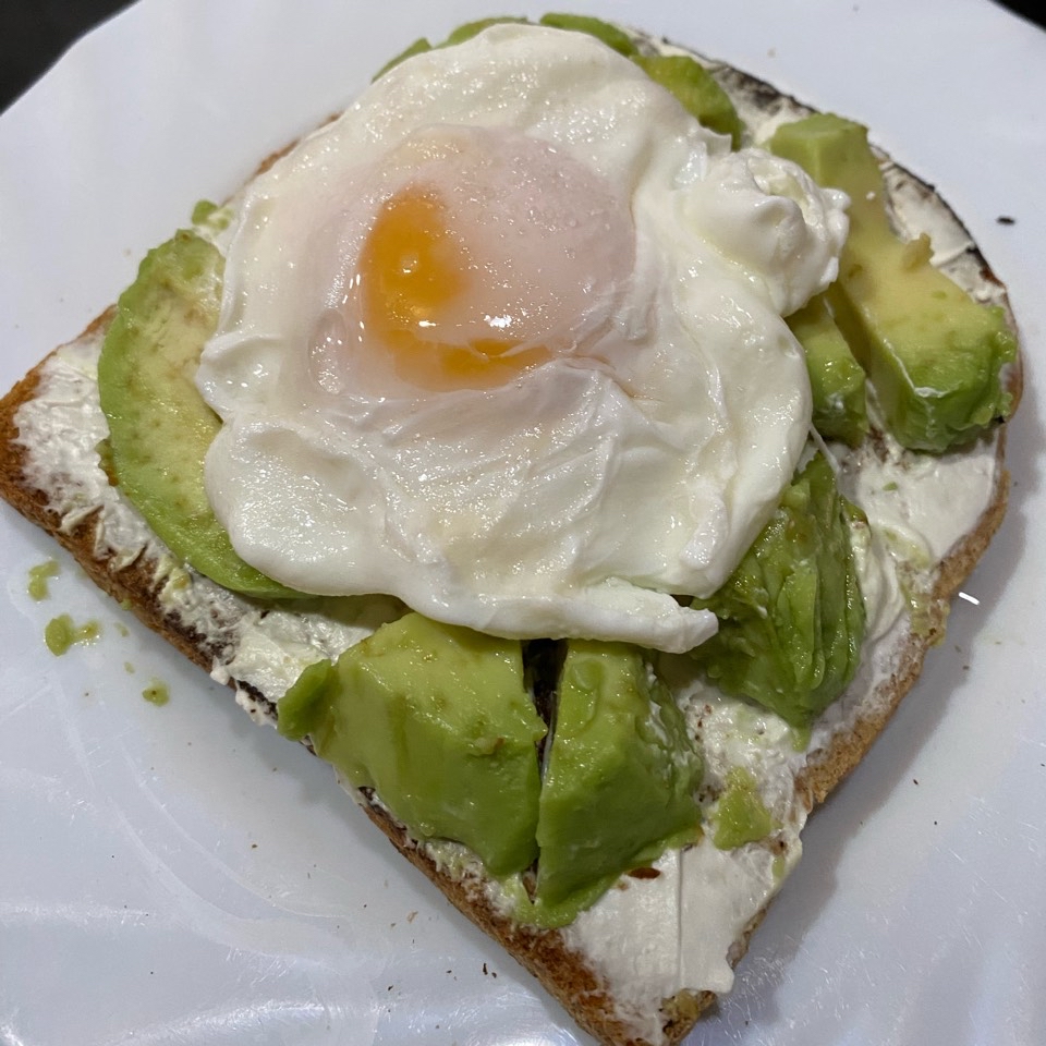 Tostada Philadelphia con huevo poché Tostada Philadelphia con huevo poché