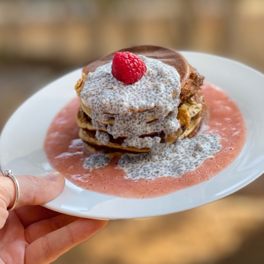 Banana pancakes con yogur y zumo de fresa Banana pancakes con yogur y zumo de fresa