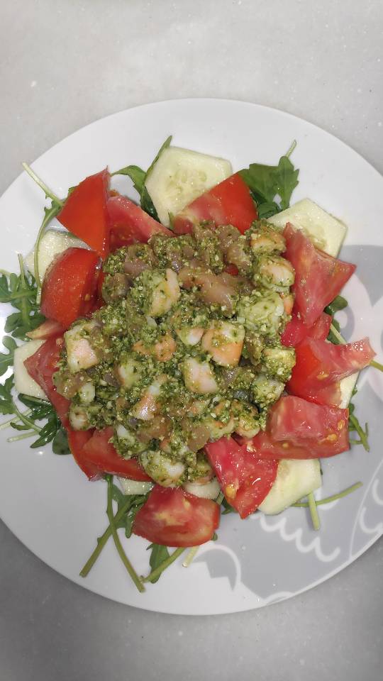 Ensalada de langostinos, salm贸n y pesto 馃構 Ensalada de langostinos, salm贸n y pesto 馃構