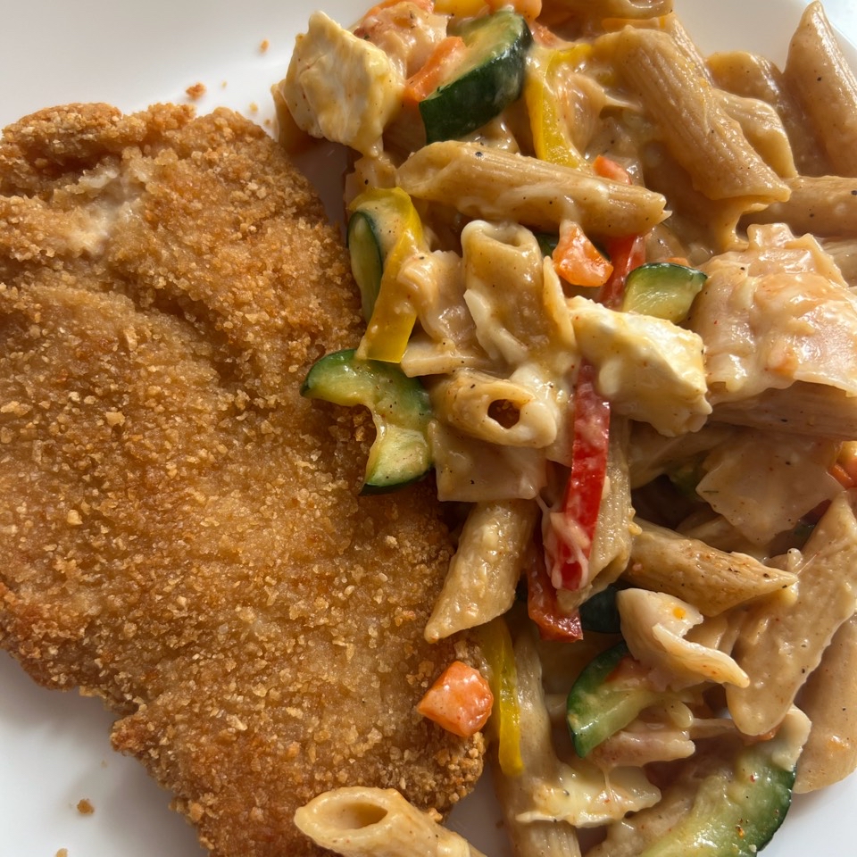 Milanesa de pollo, con pasta, verdura jamón y queso Milanesa de pollo, con pasta, verdura jamón y queso