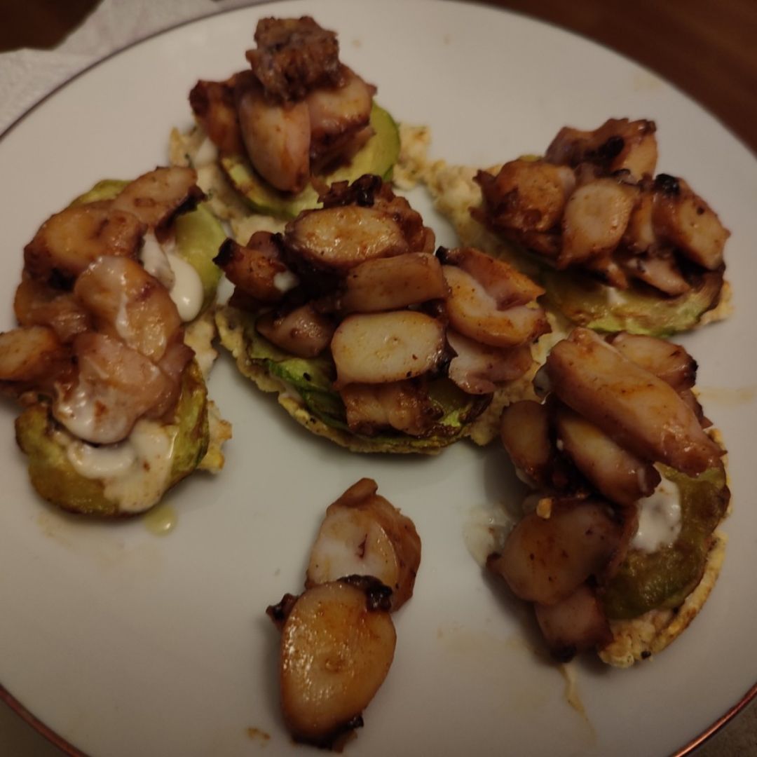 Tostaditas de potón con calabacín y alioli casero. Tostaditas de potón con calabacín y alioli casero.