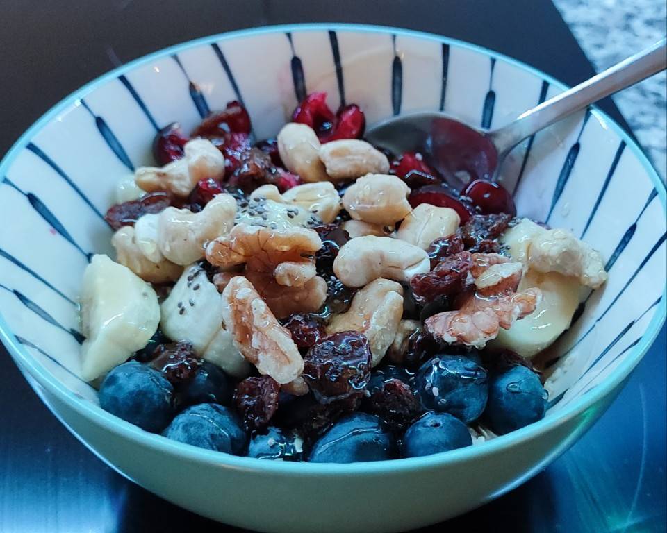 Porridge con fruta y frutos secos Porridge con fruta y frutos secos
