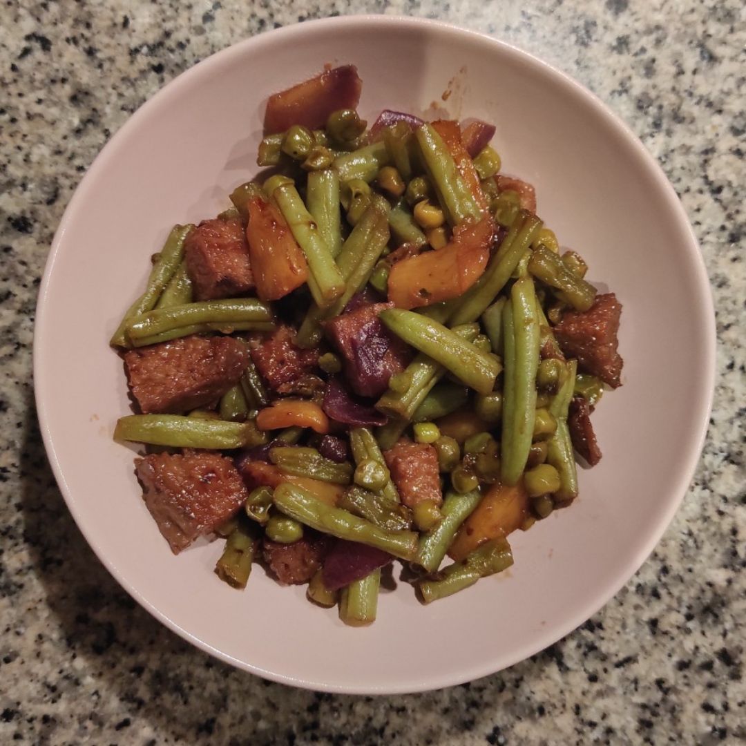 Seitán con judías, guisantes, cebolla, piña y salsa teriyaki Seitán con judías, guisantes, cebolla, piña y salsa teriyaki