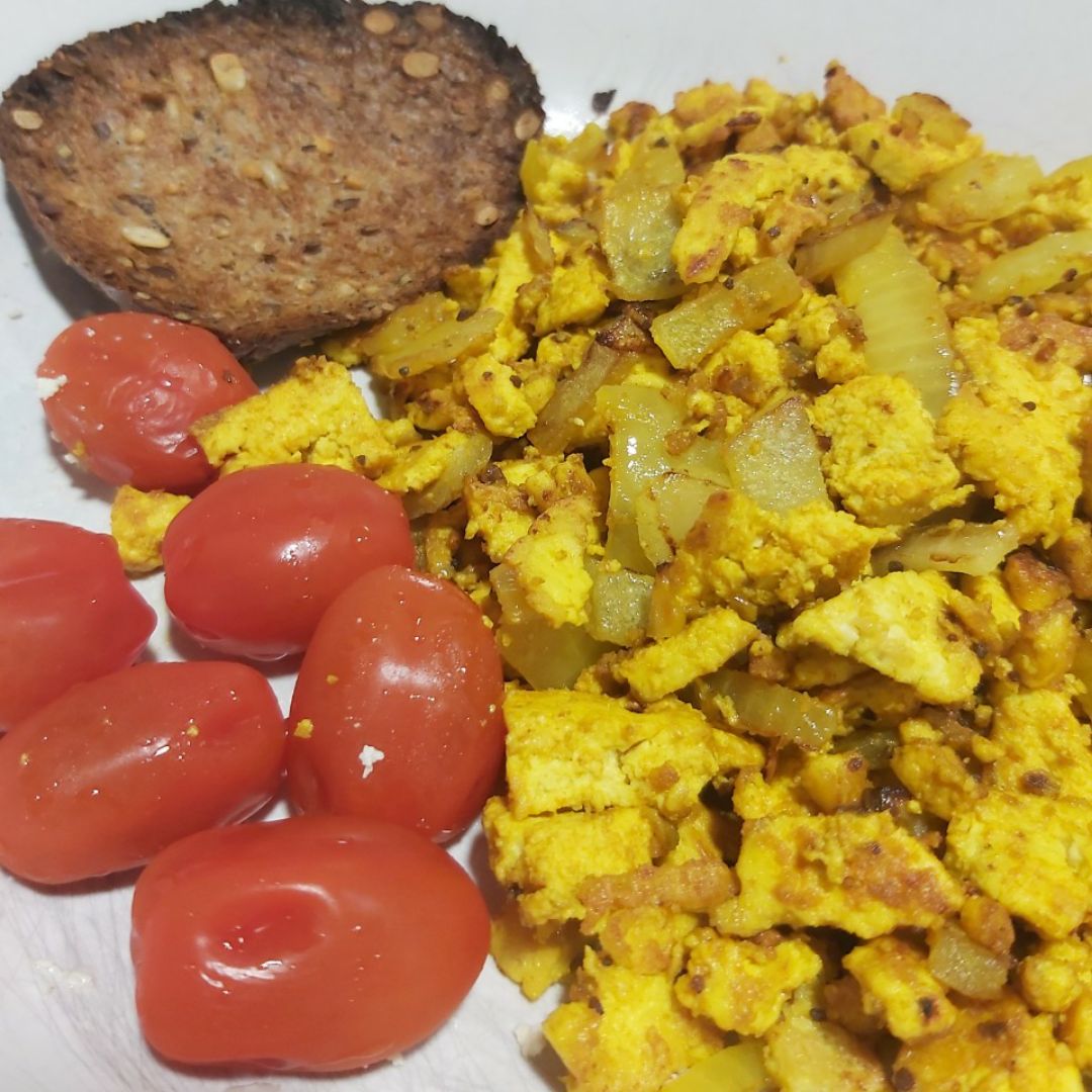 Tofu revuelto con tostadita y tomates cherry 🍅🥖 Tofu revuelto con tostadita y tomates cherry 🍅🥖